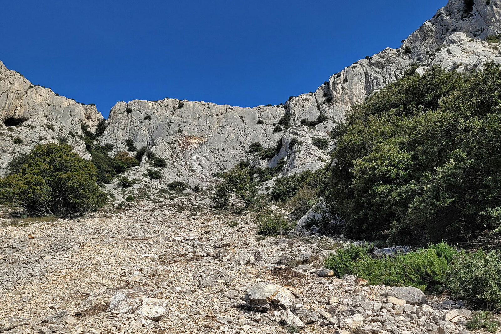 Eboulement sur les sentiers noir du Garagaï et vert de Forcioli : évitez le secteur